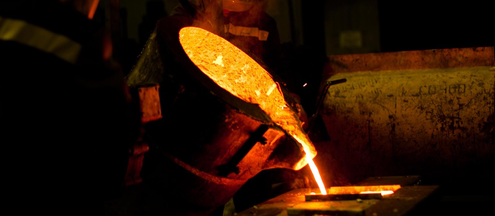 Smält metall rinner 