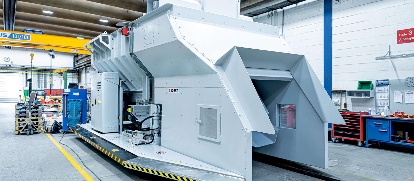 Joest Chargervagn på räls inomhus