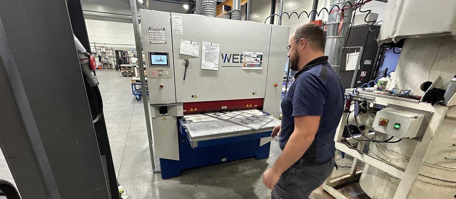 Bild på person som utför service av Weber avgradningsmaskin