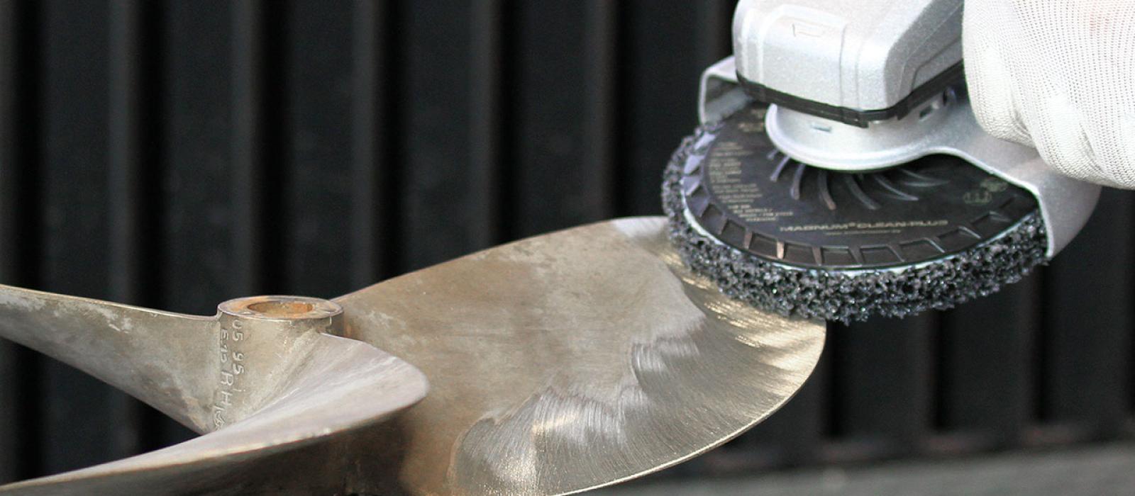 Bild på person som bearbetar en detalj med hjälp av grovrengörare