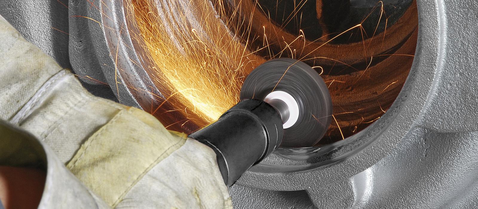 Bild på person som grovslipar