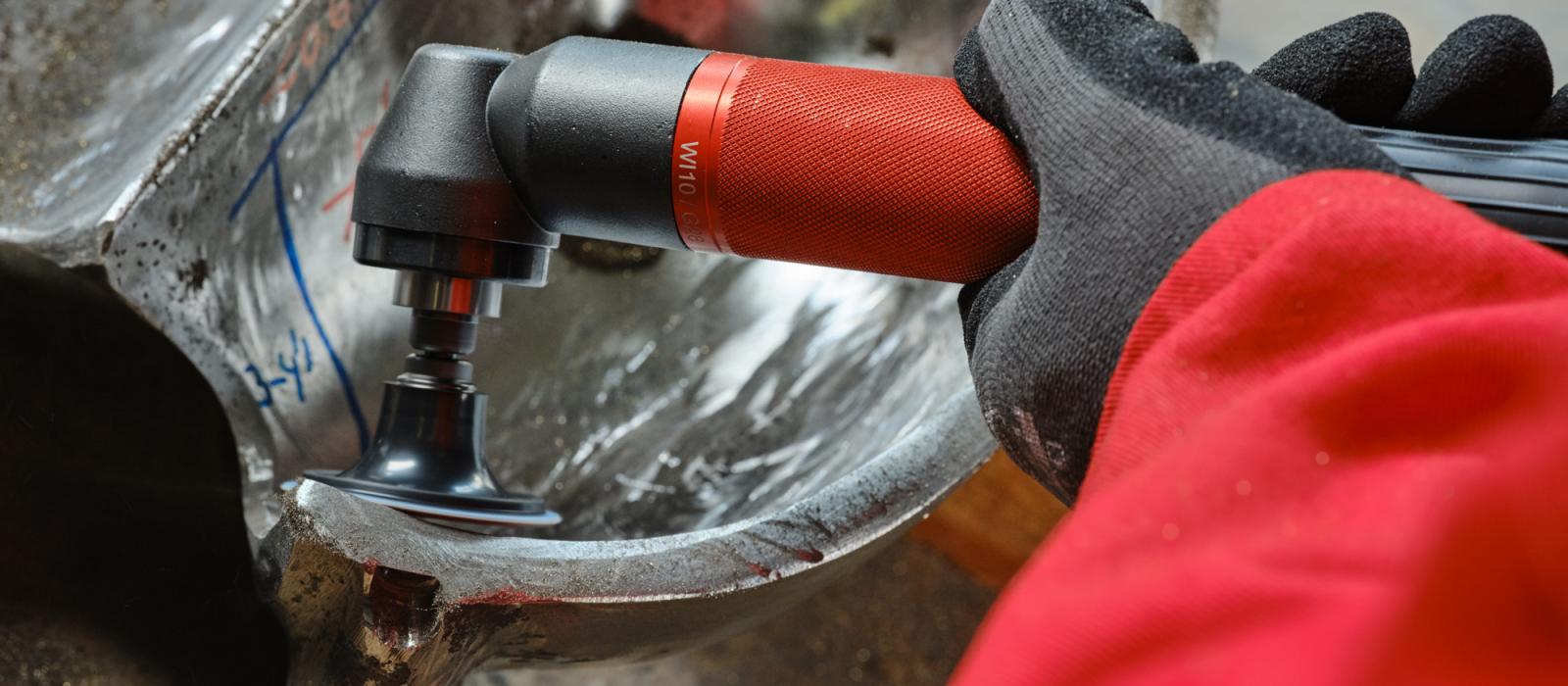 Bild på person som slipar med kvickrondell