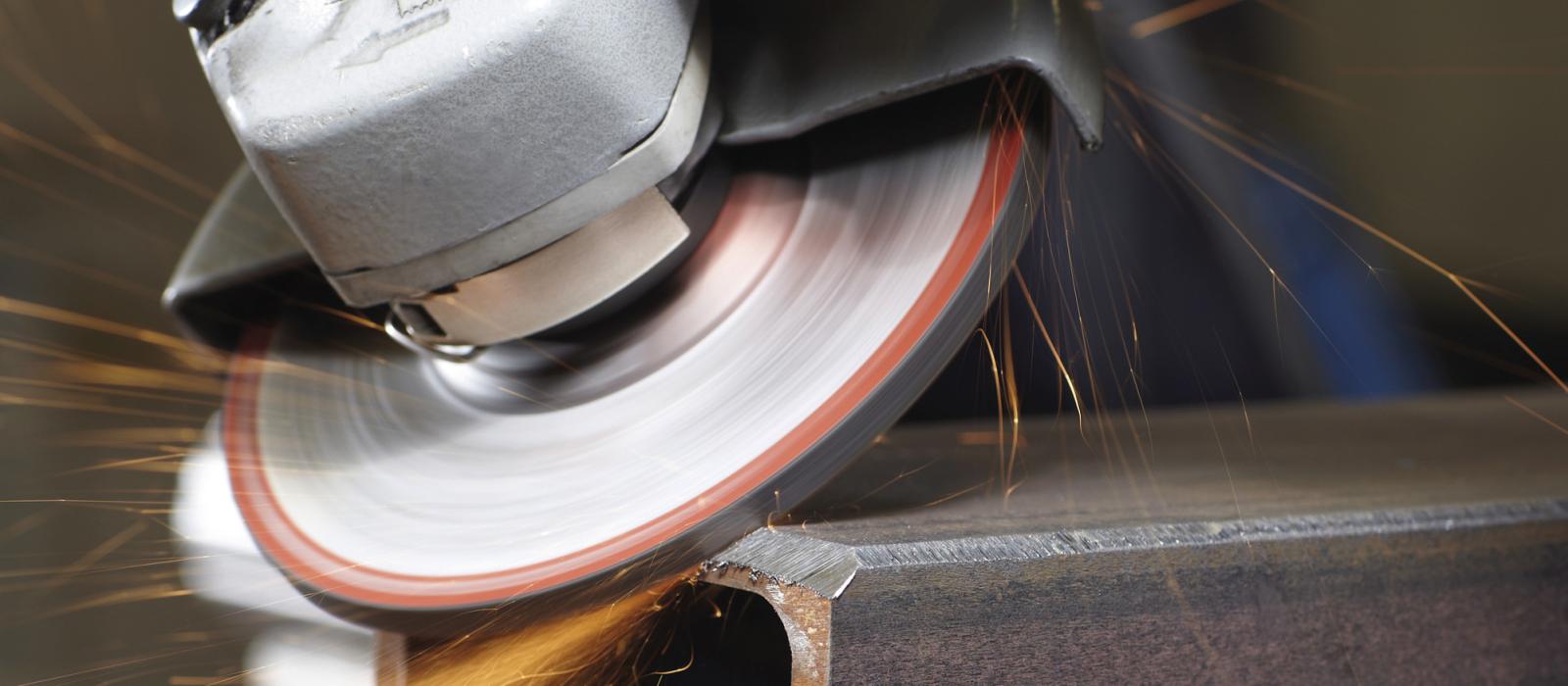 BIld på en person som slipar en fas med en rondell