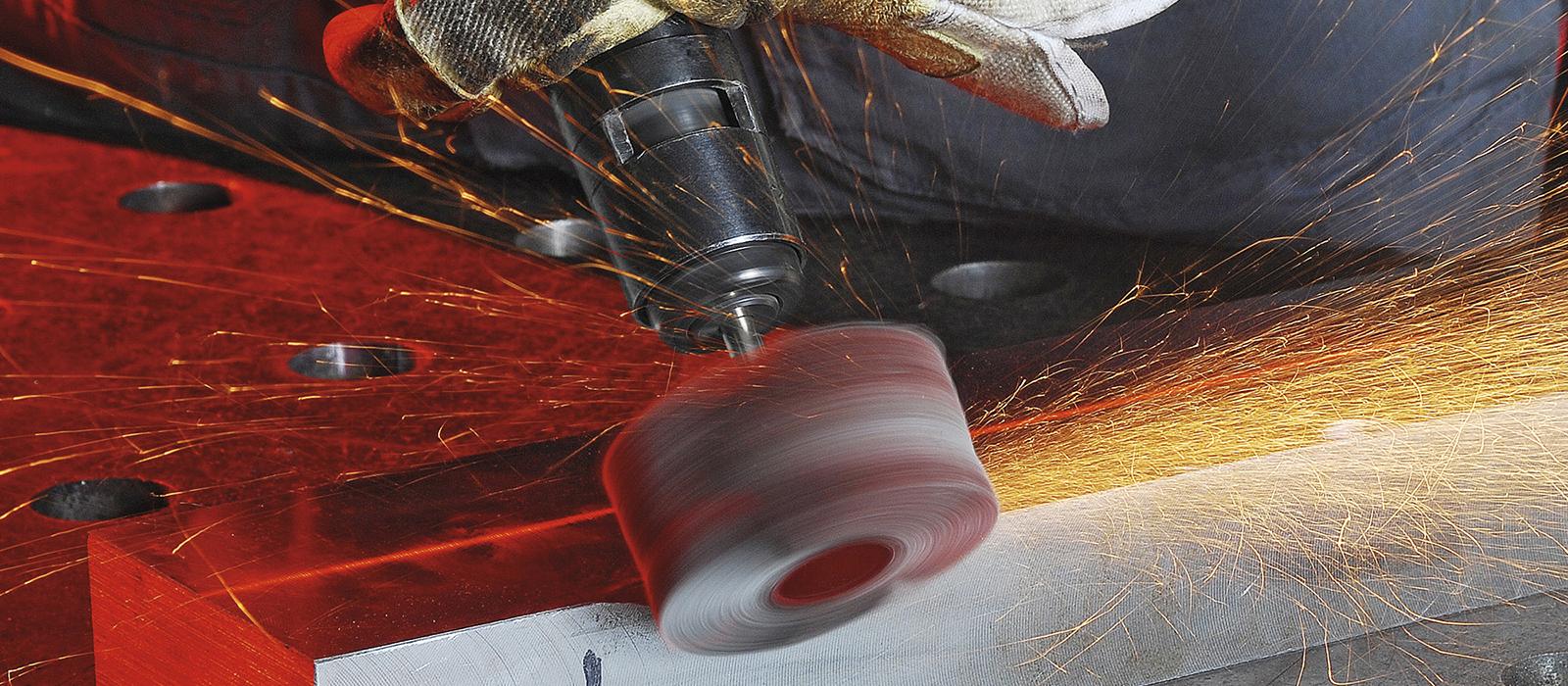 Bild på en person som slipar med lamellslipstift