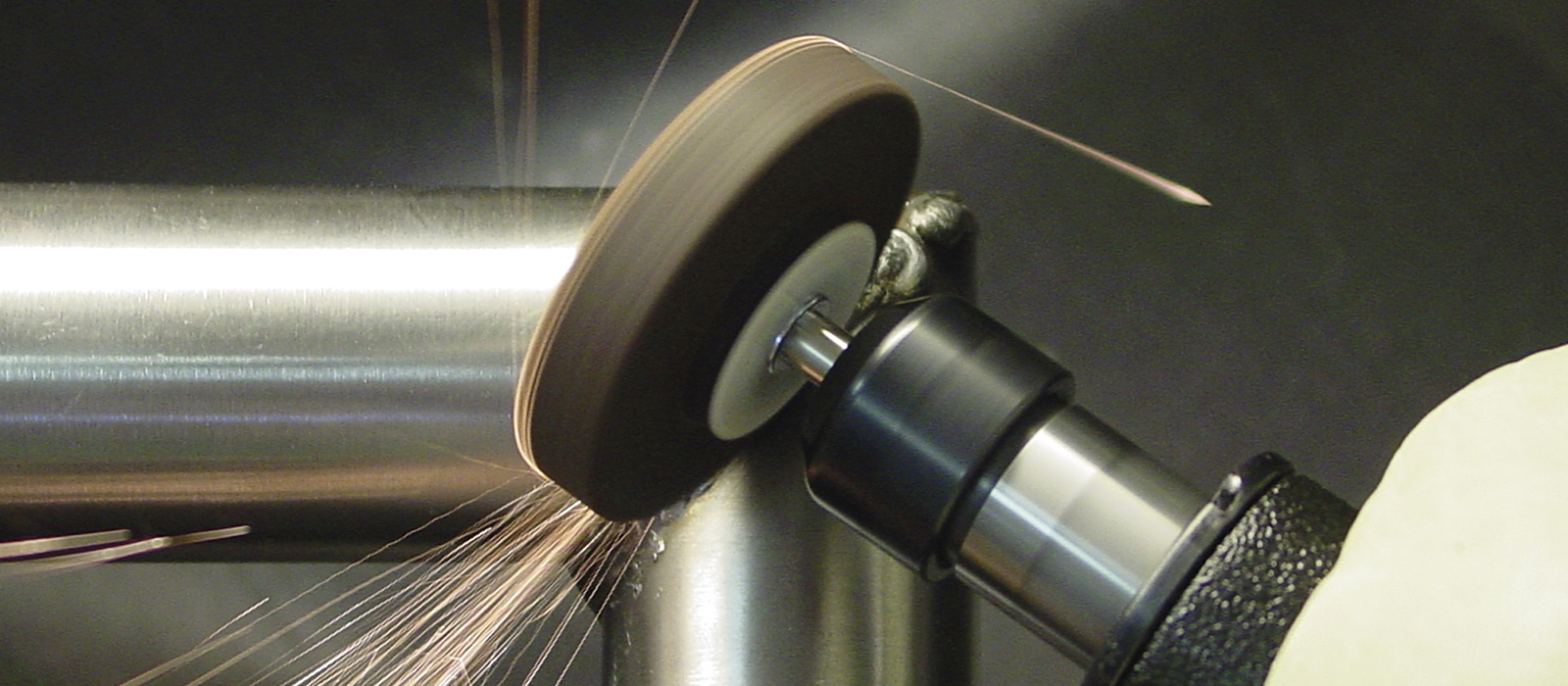 Bild på person som slipar en svetsad fog med slipstift