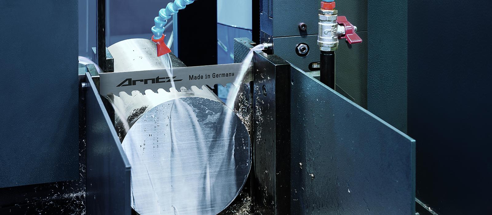 Bild på bandsågblad som kapar en solid detalj i metall