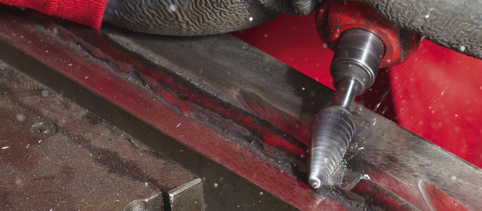 Bild på roterande fil som tar bort en svetsfog