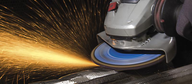 Bild på person som slipar med en hybridrondell