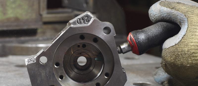 Bild på person som bearbetar en detalj med slipstift