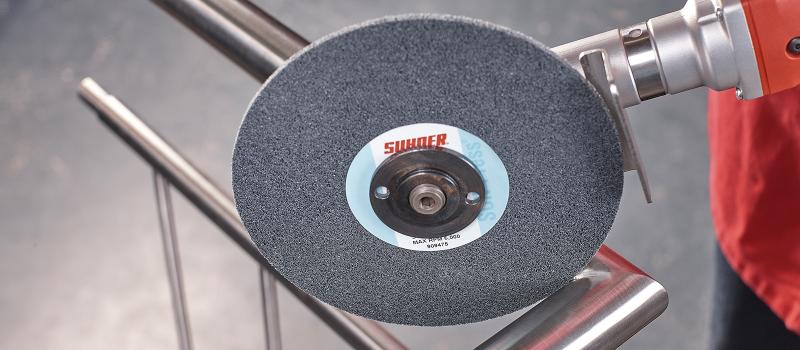 Bild på person som bearbetar en svetsfog med EXL gradningsskiva